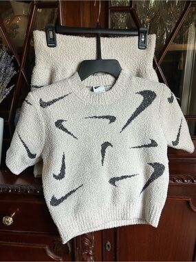 Nike Phoenix Cozy Cream Short-Sleeve Bouclé Sweater with Black Swoosh Motif Set